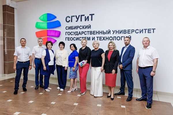 Заместитель Губернатора Новосибирской области Валентина Дудникова и министр образования Новосибирской области Мария Жафярова посетили СГУГиТ