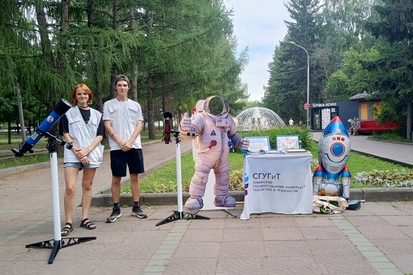 Астроотряд СГУГиТ познакомил жителей Новосибирска с космосом
