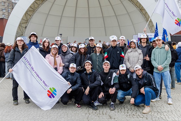 В Новосибирске дали старт юбилейному марафону «Сила России»: студенты СГУГиТ сделали зарядку с Александром Карелиным