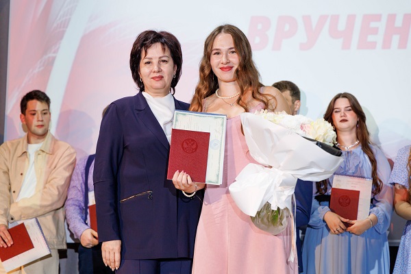 В СГУГиТ торжественно вручили дипломы выпускникам 2025 года