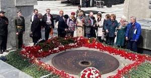 Ветераны, сотрудники и студенты СГУГиТ возложили цветы к Вечному огню на Монументе славы