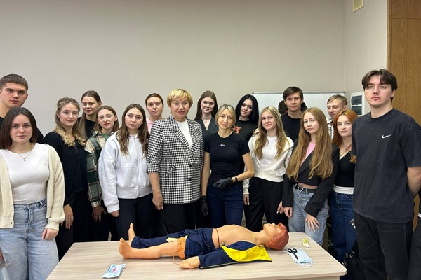 Мастер-класс по первой помощи прошел в СГУГиТ под руководством доцента кафедры техносферной безопасности О.В. Усиковой